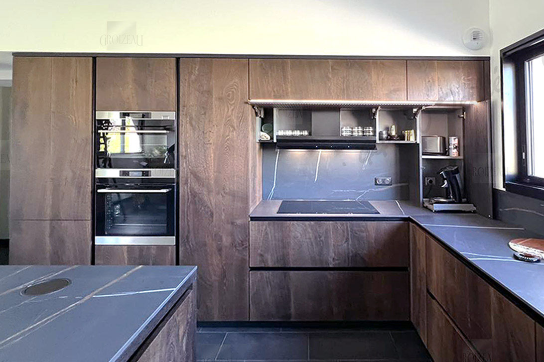 Cuisine avec ilot central et table intégrée pour 4